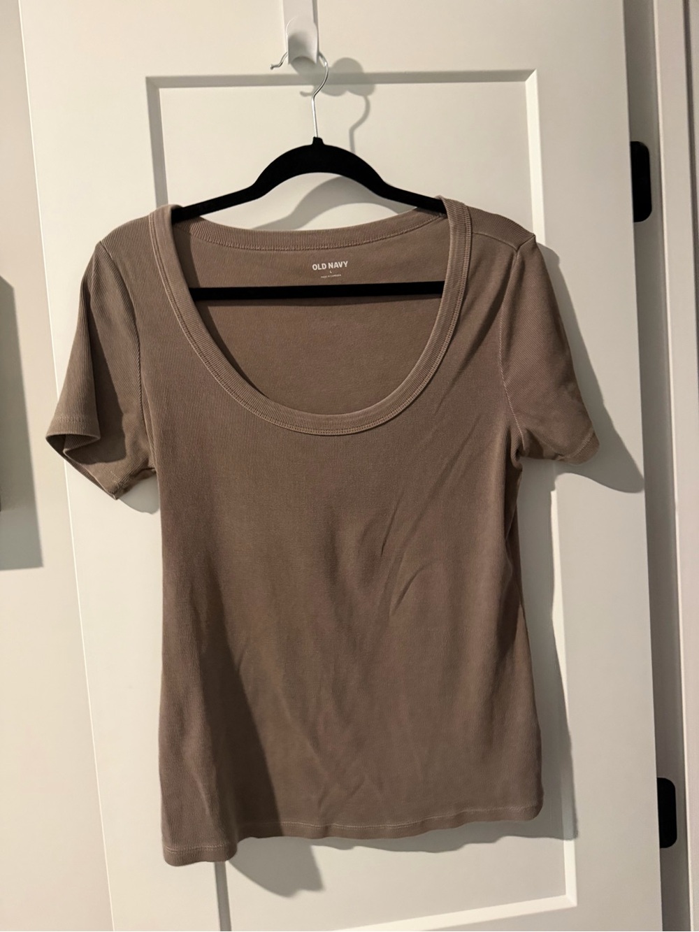 Old Navy Short Sleeve Scoop Neck Top in Taupe Brown